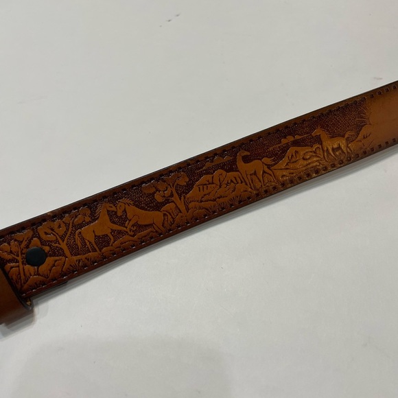 Boys Brown Leather Belt with Gold Buckle. Western.3D. Used. Size 24. Horses. - Picture 3 of 8